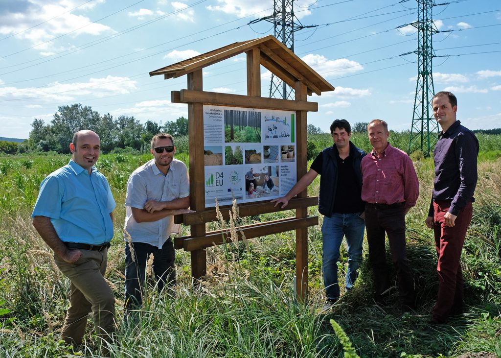 Gruppenfoto vor der neu installierten Schautafel zur D4EU